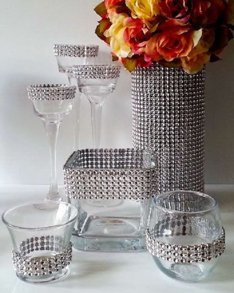 58. Vidros decorados com strass. Fonte: Pinterest