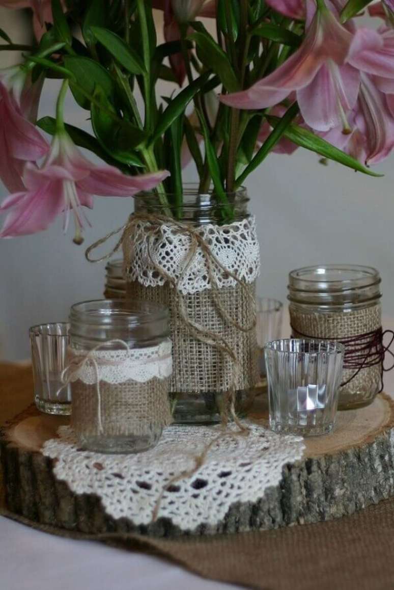 72. Vidros decorados com tecido de juta e croch&ecirc;. Fonte: Pinterest