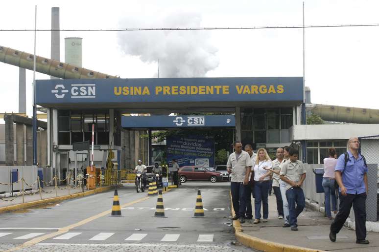 Movimentação em frente a unidade da Companhia Siderurgica Nacional (CSN) em Volta Redonda, Rio de Janeiro. 16/1/2009. REUTERS/Fernando Soutello 