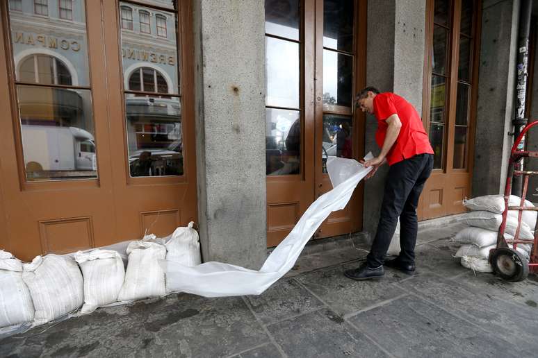 Funcionário coloca sacos de areia em preparação para tempestade Barry em Nova Orleans
12/07/2019
REUTERS/Jonathan Bachman
