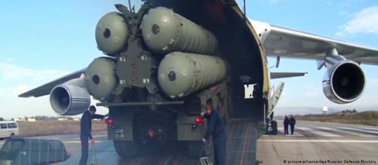 Sistema russo de mísseis S-400 é desembarcado na Turquia