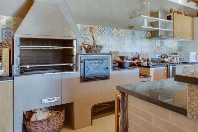 60- Churrasqueira pré-moldada pode ser instalada em cozinhas. Fonte: Pinterest