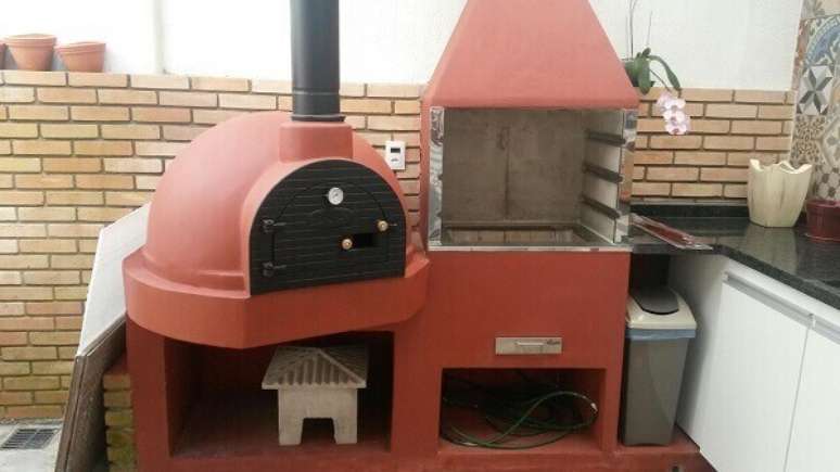 45- Churrasqueira pré-moldada e forno para pizza foram pintadas na cor vermelha. Fonte: Churrasqueira