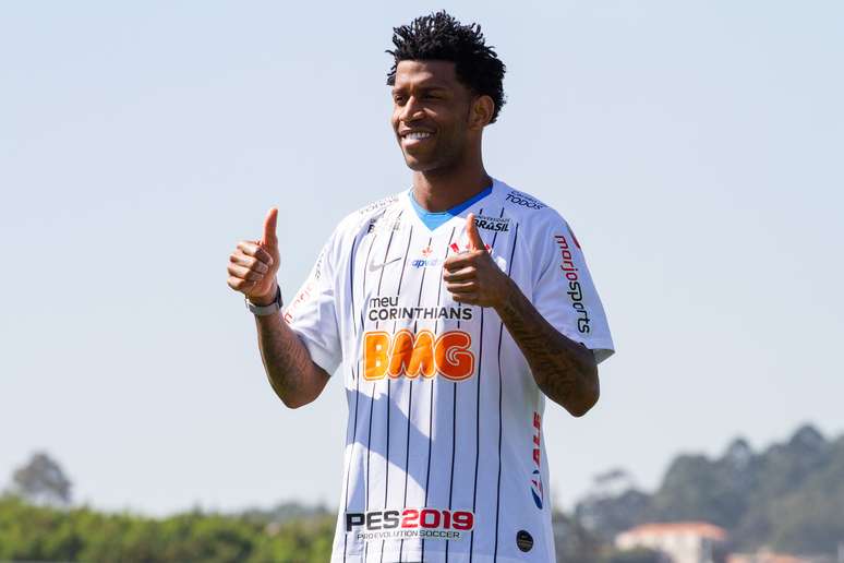 Zagueiro Gil posa para fotos em sua volta ao Corinthians