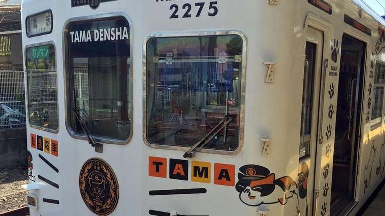 Os vag&otilde;es na ferrovia s&atilde;o enfeitados com bigodes, pegadas e imagens de Tama