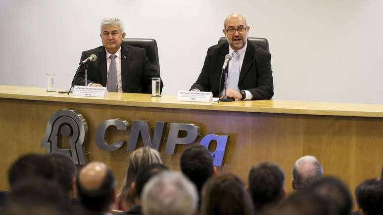 João Luiz Filgueiras de Azevedo (esq.) foi nomeado pelo ministro Marcos Pontes (dir.) em janeiro para presidir o CNPq