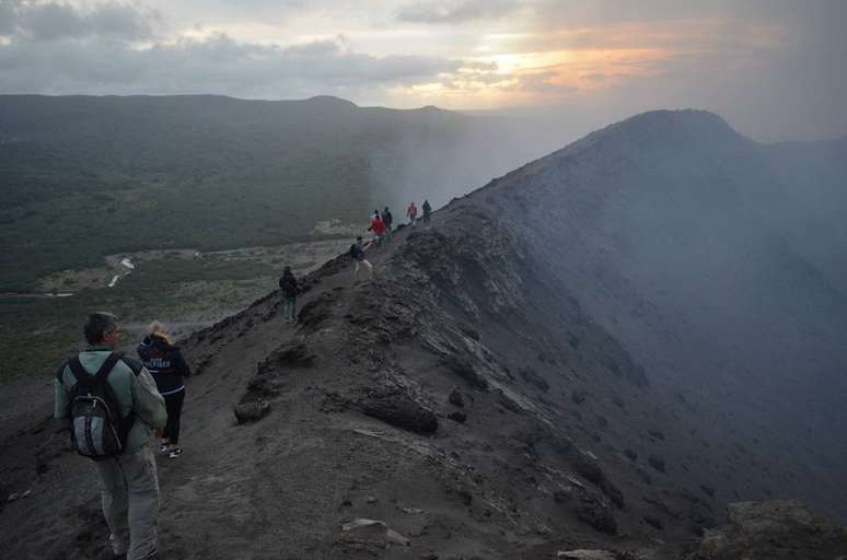 Visitantes a caminho da cratera do vulcão Yasu