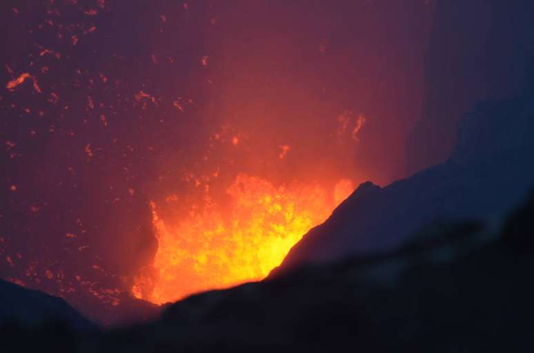 Em erupção: visitantes chegam próximos à cratera