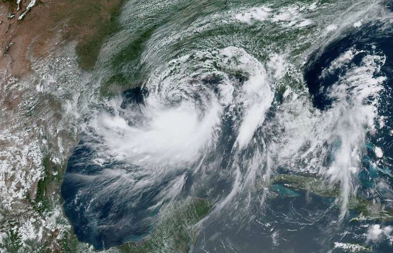 Tempestade tropicar Barry se aproxima da costa da Louisiana, 12/07/2019 NOAA/Handout via REUTERS 