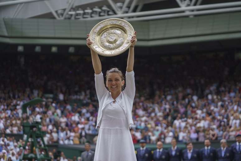 Simona Halep (ROU) posa com troféu após derrotar Serena Williams 13/07/2019 Susan Mullane-USA TODAY Sports  