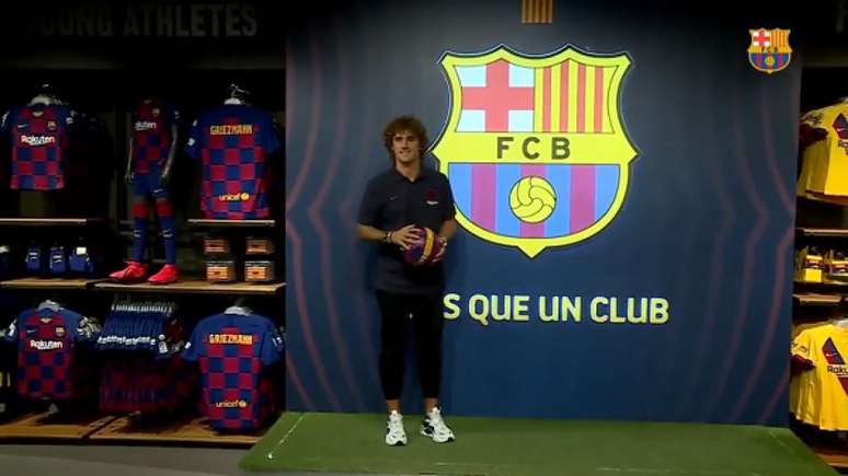 Griezmann posa com a camisa do Barça e manda recado para a torcida (Foto: Reprodução / Twitter)