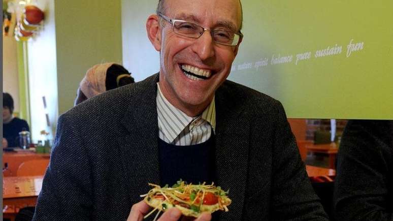 Pollan diz que faz quest&atilde;o de experimentar a culin&aacute;ria local onde quer que v&aacute;