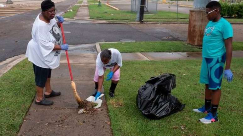 As autoridades pediram para que os moradores mantenham limpas as valetas ou qualquer outra passagem de água