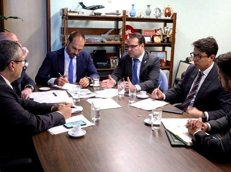 O deputado Eduardo Bolsonaro também esteve com o ministro da Secretaria Geral da Presidência, Jorge Oliveira, na tarde de hoje