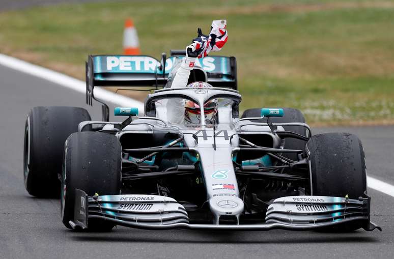 Lewis Hamilton, da Mercedes, agita bandeira britânica após vencer corrida Silverstone, Grã-Bretanha 14/07/2019 REUTERS/Matthew Childs 