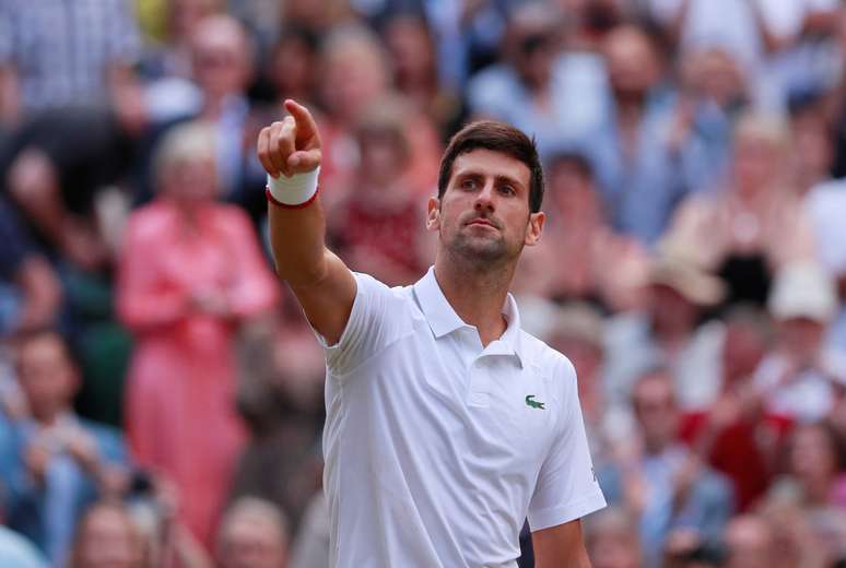 Novak Djokovic comemora vitória na final contra Roger Federer  14/07/2019 REUTERS/Andrew Couldridge 