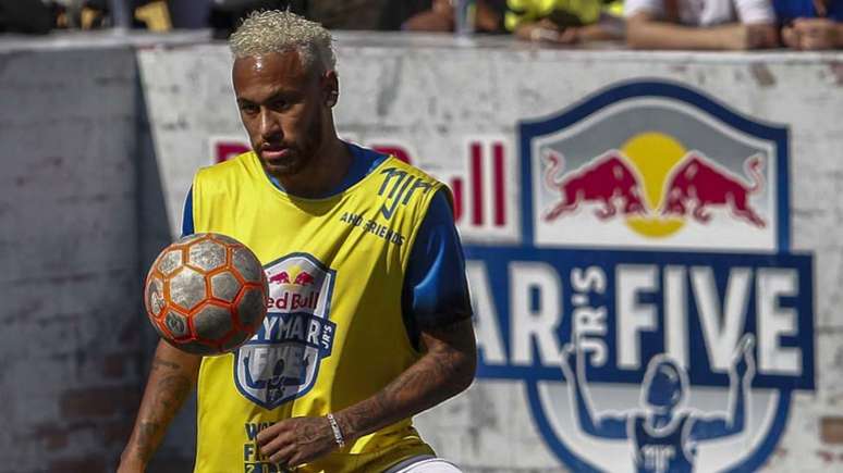 Após lesão que o tirou da Copa América, Neymar voltou a bater bola neste sábado (Foto: Miguel SCHINCARIOL / AFP)