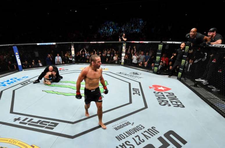 Urijah Faber nocauteou Ricky Simon ainda no primeiro round e foi premiado pelo UFC (Foto: Getty Images/UFC)