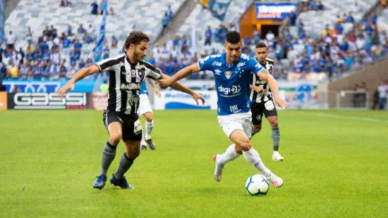 Marcinho voltou à titularidade na lateral direita após dois meses (Fábio Barros/Agência F8)