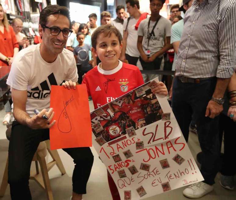 Em tom de despedida, Jonas participa de sessão de fotos com fãs do Benfica (Foto: Divulgação | SLBenfica)