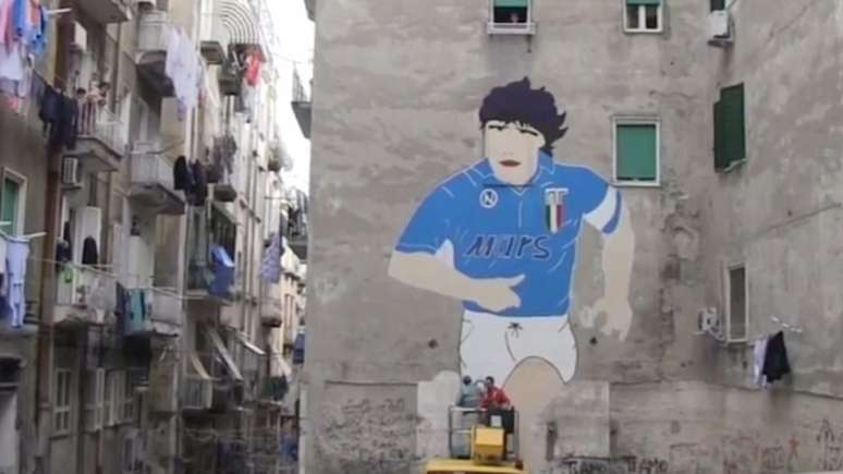 Mural de Maradona em Nápoles: por onde se vá existem imagens do craque, bandeiras, grafite etc (Reprodução)