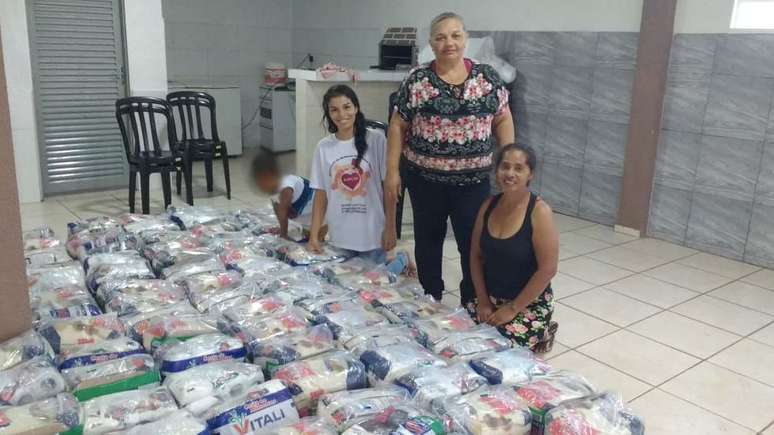 "No final da tarde elas me pedem, 'tia, tem um pãozinho aí para mim?' Se chega pão de doação, acaba tudo em um minuto", conta Maria Aparecida de Souza (de pé), líder comunitária no bairro.