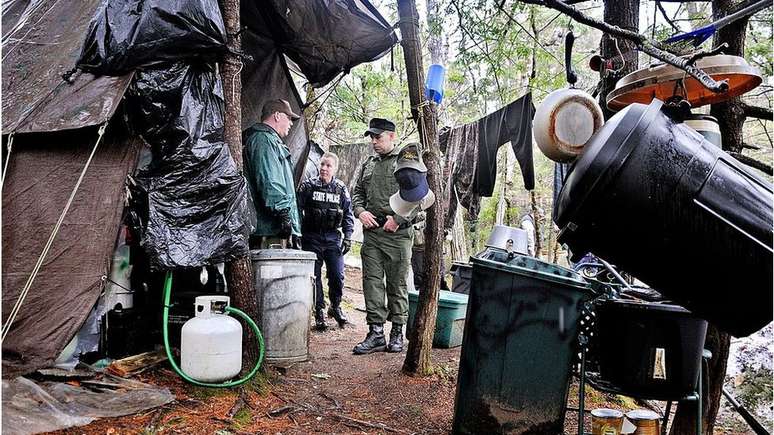 O local do acampamento foi inspecionado pela polícia depois que Knight foi detido