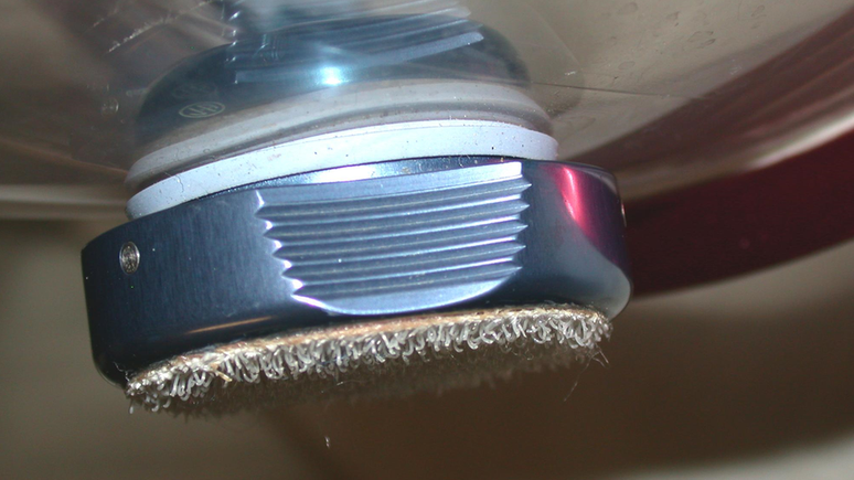 O velcro foi fundamental na corrida espacial, pois na aus&ecirc;ncia de gravidade todos os objetos precisavam estar fixados; hoje, produto &eacute; amplamente usado no dia a dia