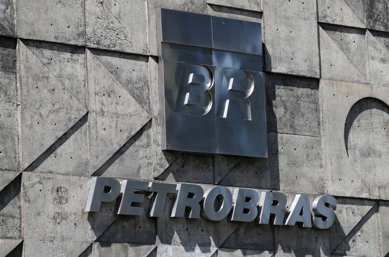 Logo da Petrobras no prédio da empresa no Rio de Janeiro.