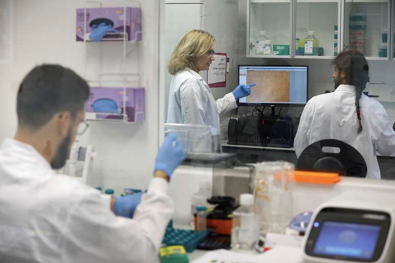 Funcionários da Aleph Farms trabalham em laboratório da empresa em Rehovot, Israel 
26/06/2019
REUTERS/Amir Cohen