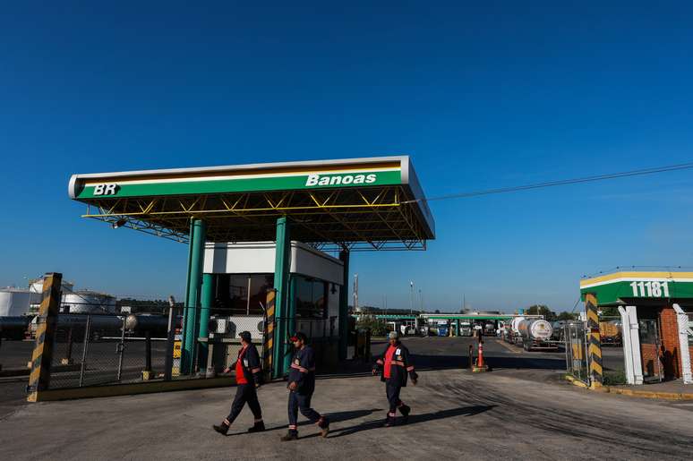 Refinaria Alberto Pasqualini (Refap), da Petrobras, em Canoas (RS) 
02/05/2019
REUTERS/Diego Vara