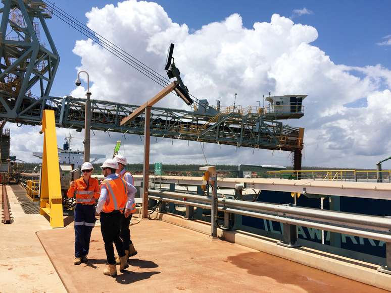 Trabalhadores conversam na mina de bauxita Amrun da Rio Tinto em Cape York.  REUTERS/Melanie Burton