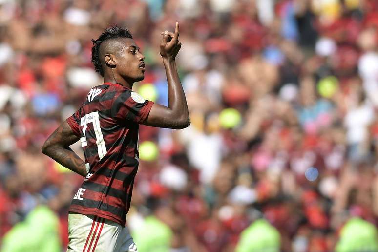 O jogador Bruno Henrique do Flamengo comemora gol durante a partida entre Flamengo e Goiás, válida pelo Campeonato Brasileiro 2019 no Estádio do Maracanã no Rio de Janeiro (RJ), neste domingo (14)