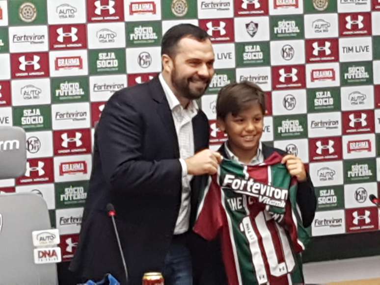 Theo Clement, filho do jornalista Paulo Julio Clement, recebe uma camisa do Fluminense do presidente do clube, Mário Bittencourt 