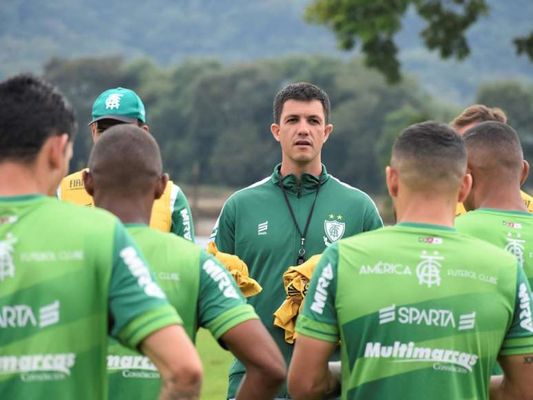 Barbieiri não resistiu aos maus resultados do Coelho na Série B. O time americano já teve dois treinadores em 2019-Divulgação;America-MG
