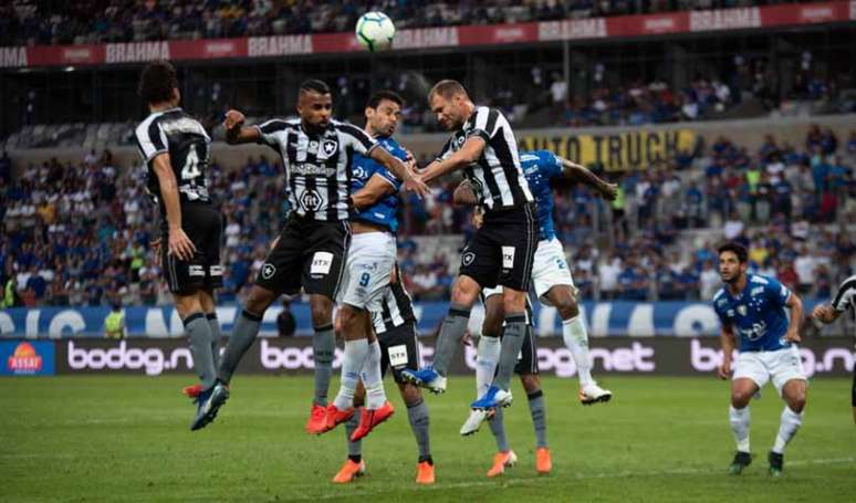 Carli e Alex Santana disputam bola no alto com Fred durante jogo contra o Cruzeiro (Fabio Barros/Agência F8)