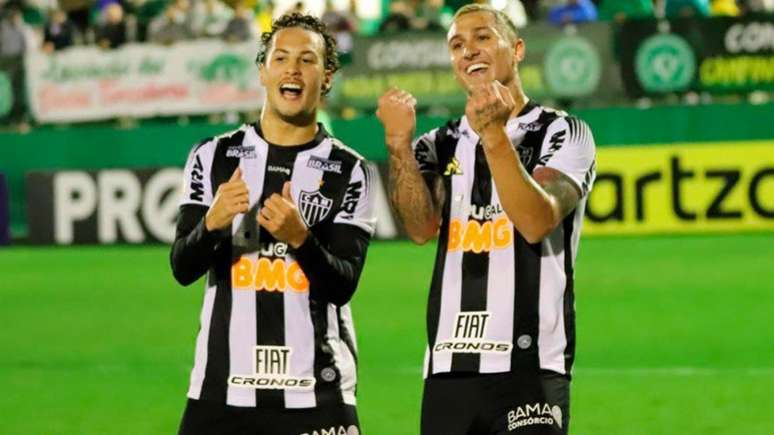 Com direito a dancinha com Guga(à direita), Vinícius comemorou o belo gol marcado aos 53 minutos do segundo tempo, que garantiu os três pontos para o Galo- (Reprodução/Twitter)