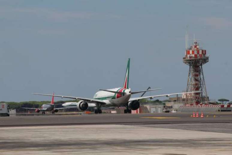 Estatal ferroviária escolhe Atlantia para resgate da Alitalia