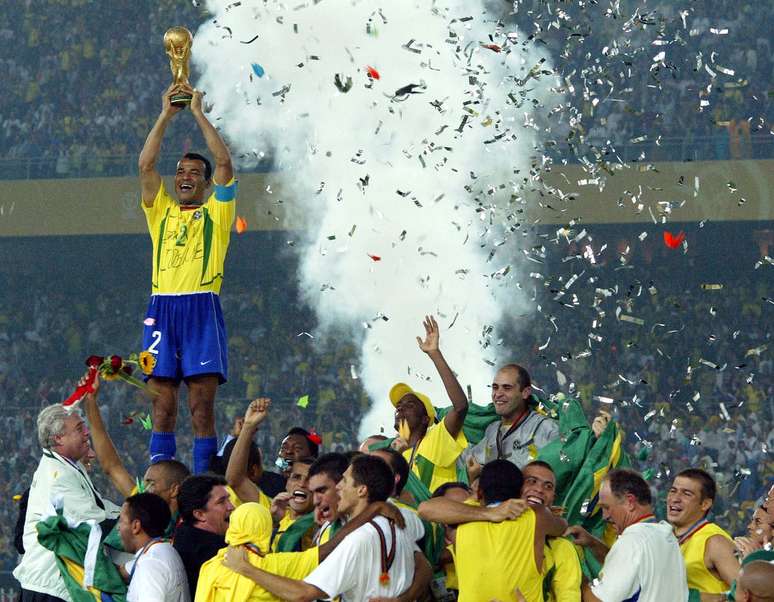 Cafu levanta a taça da Copa do Mundo de 2002, conquistada pelo Brasil na Coreia do Sul e no Japão