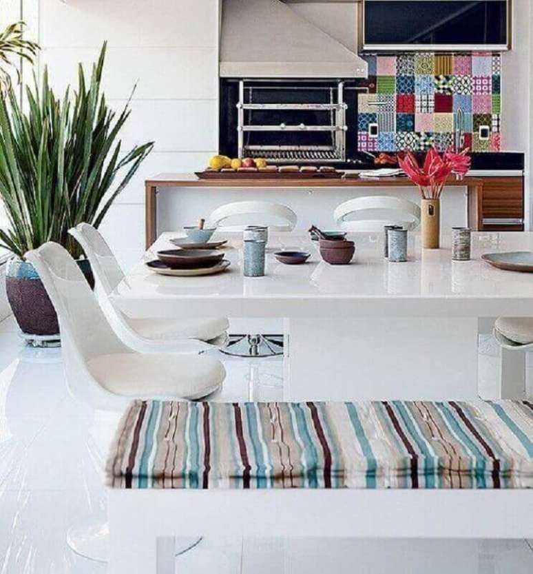 32. Apesar de ser mais comum um espa&ccedil;o gourmet com decora&ccedil;&atilde;o r&uacute;stica, tamb&eacute;m &eacute; poss&iacute;vel investir em outros estilos &ndash; Foto: Lucilen Leitte