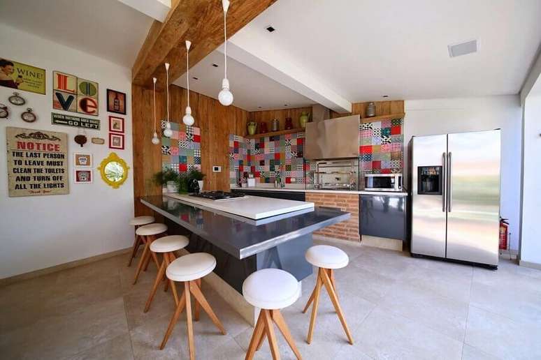 35. Decoração de cozinha gourmet ampla com banquetas de madeira e luminárias minimalistas – Foto: Pinterest