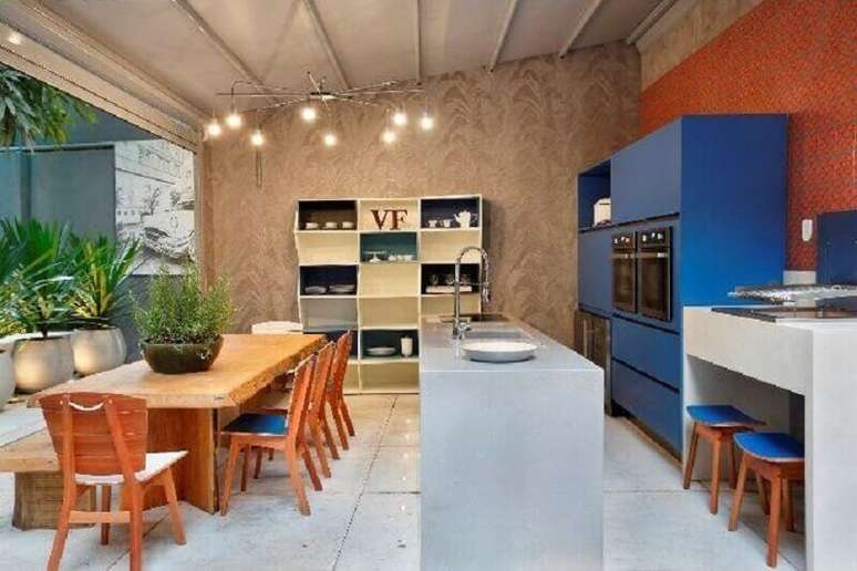 38. Invista em móveis coloridos para dar um toque alegre na decoração do seu espaço gourmet – Foto: VF Archidesign