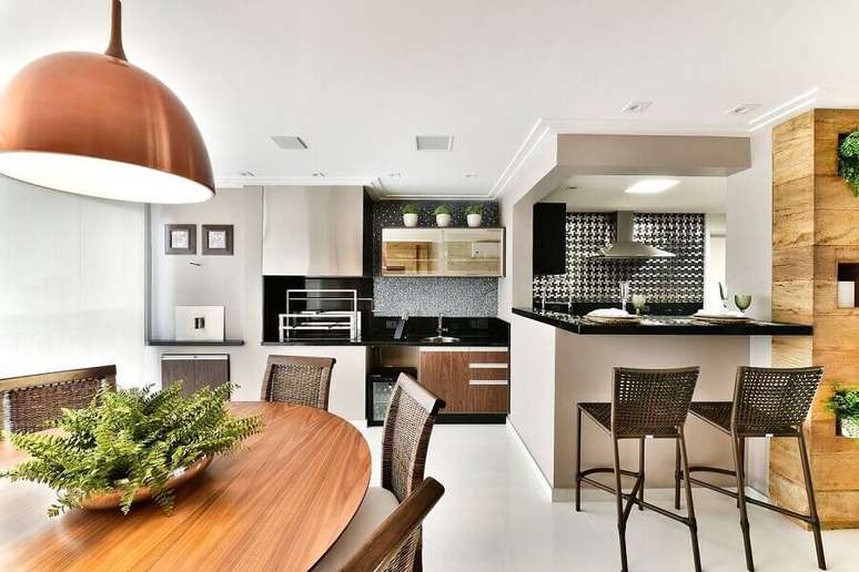 40. Se possível integre o seu espaço gourmet com a cozinha e ganhe um ambiente mais funcional – Foto: Tetriz Arquitetura e Interiores