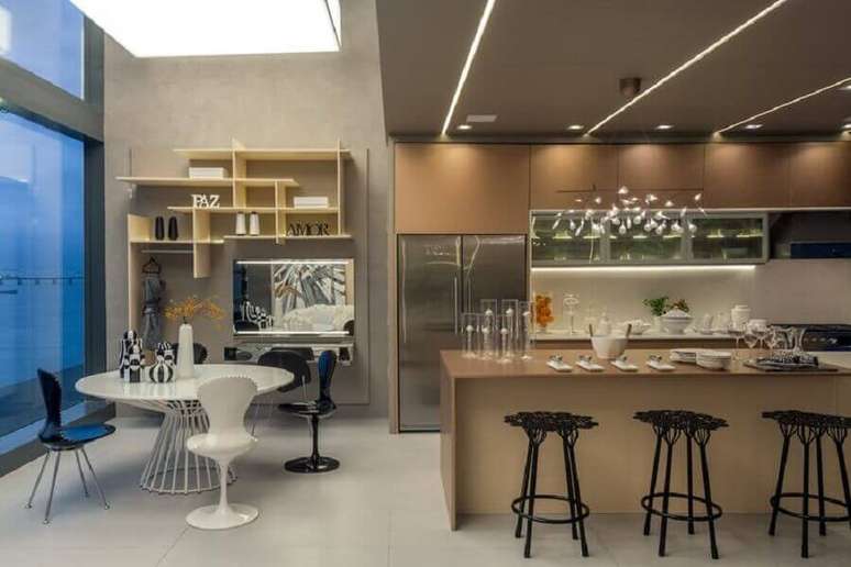 42. Decoração moderna para espaço gourmet integrado com cozinha – Foto: Revista Estilo Propio