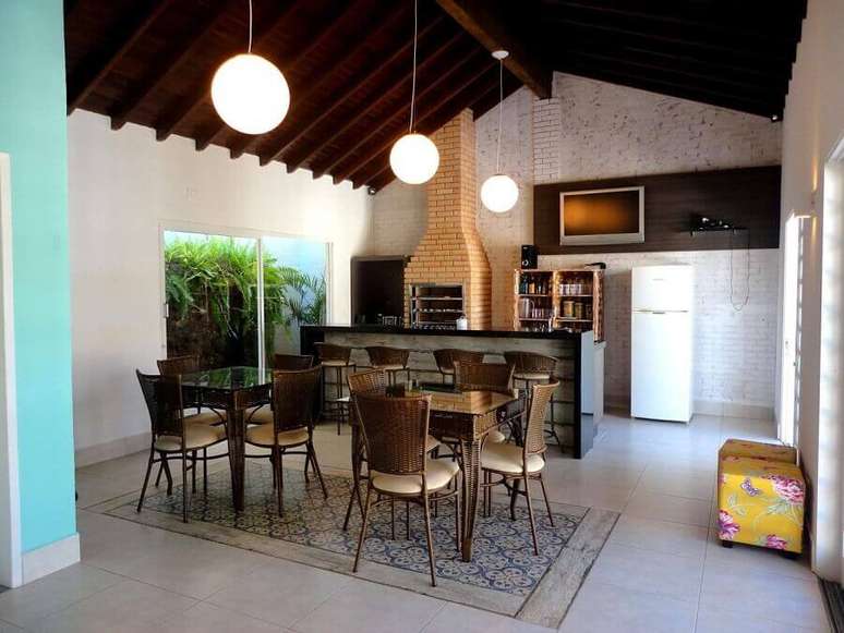 51. Decora&ccedil;&atilde;o simples para espa&ccedil;o gourmet amplo com churrasqueira de alvenaria &ndash; Foto: Ana Flavia Teixeira