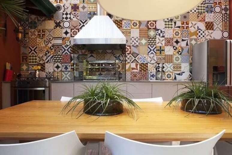 24. Os azulejos coloridos deixam o ambiente mais colorido. Projeto de Renata Pascucci Colhado