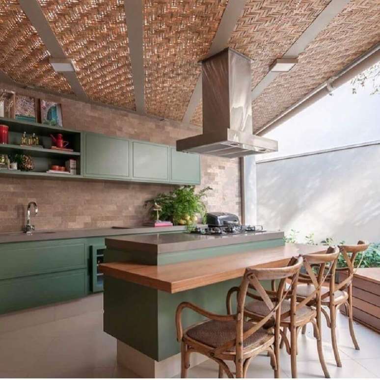 53. Decora&ccedil;&atilde;o para espa&ccedil;o gourmet com bancada de madeira e arm&aacute;rios planejados verde &ndash; Foto: Pinosy