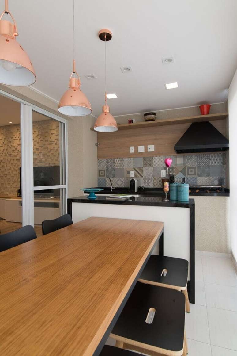 56. Espa&ccedil;o gourmet decorado com mesa de madeira e lumin&aacute;rias rose gold &ndash; Foto: Moussi Arquitetura