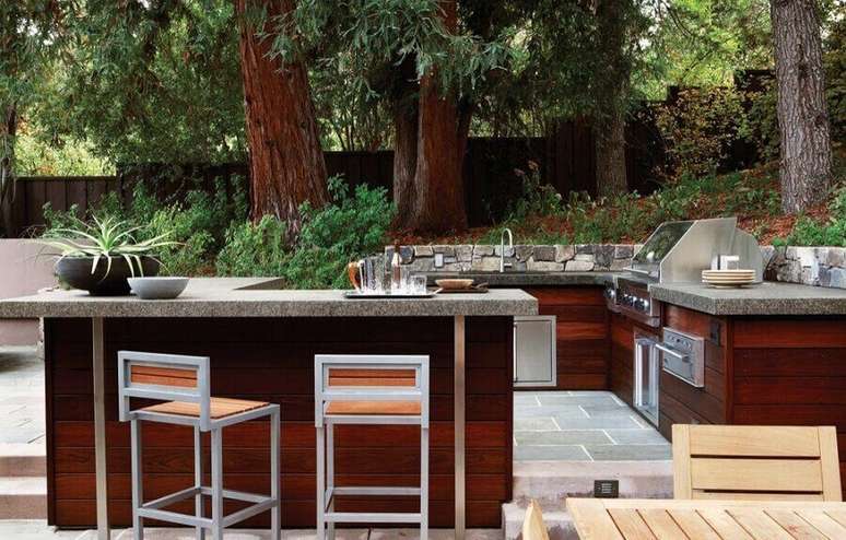 58. Espa&ccedil;o gourmet externo decorado com arm&aacute;rios de madeira &ndash; Foto: Arterra Landscape Architects