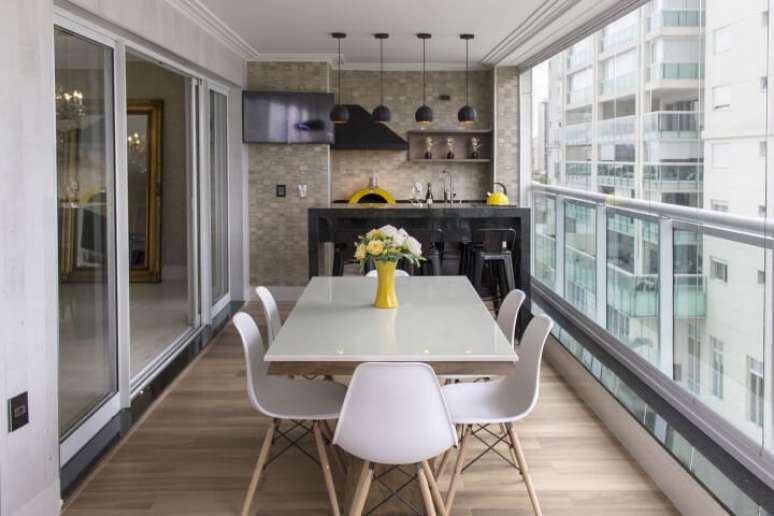 3. Voc&ecirc; pode ter um espa&ccedil;o gourmet pequeno na sacada do seu apartamento. Projeto de Sueli Vilasboas Zampirollo